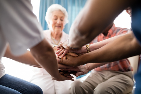 82720567 immagine ritagliata di medico femminile e persone anziane stringendo le mani a casa di guarigione